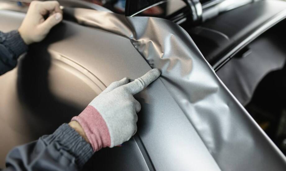 Personalizacja wnętrza auta folią – jak zrobić to profesjonalnie?