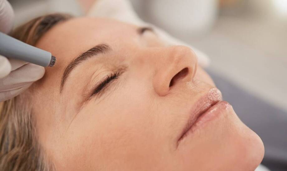 Skuteczne narzędzie Dermapen w walce z oznakami starzenia się skóry.