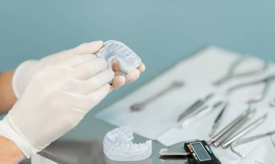 Dlaczego warto skorzystać z bezligaturowych zamków do korekty zgryzu?