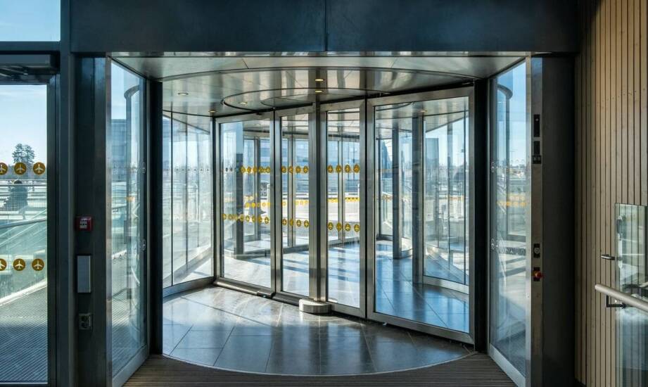 Jakie są kluczowe cechy zewnętrznych drzwi do budynków publicznych?