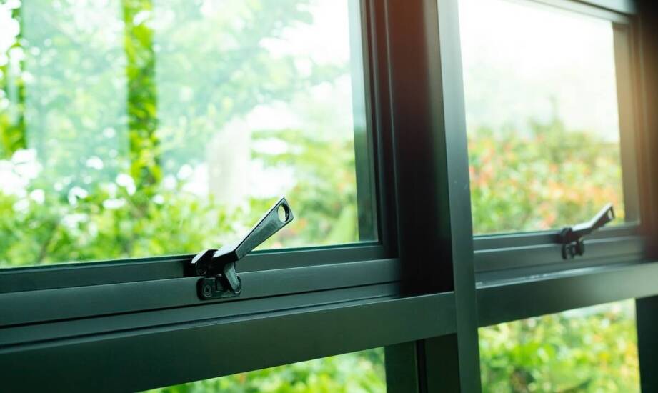 Dlaczego warto zainwestować w montaż aluminiowych okien w rejonach o trudnym klimacie?