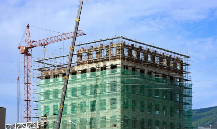 Jak montażowe podnośniki przyspieszają prace przy modernizacji budynków?