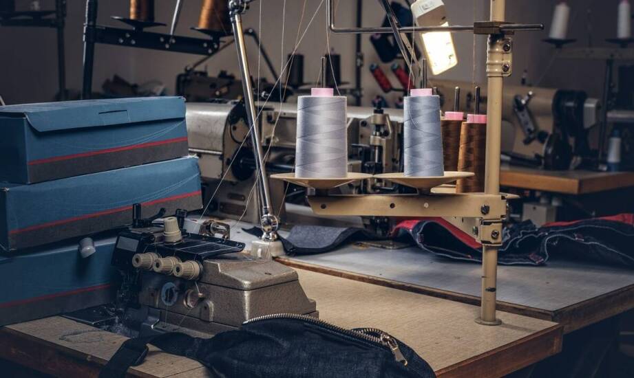 Czym wyróżnia się przemysłowa maszyna do szycia i kiedy warto ją wybrać?