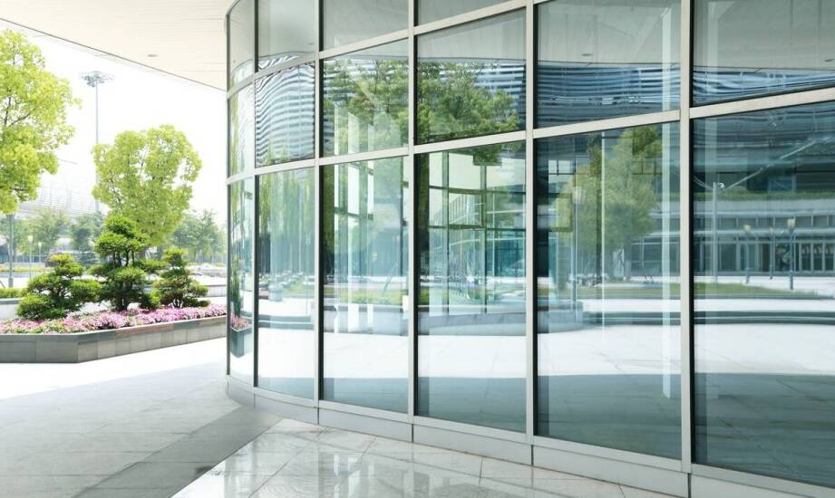 Nierdzewne folie w projektowaniu nowoczesnych fasad budynków