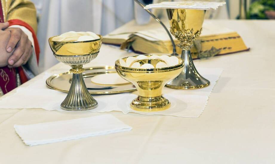 Estetyka a funkcjonalność: jak wybrać odpowiednią monstrancję?