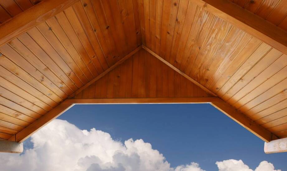 Dlaczego warto wybrać drewniane sosnowe pokrycia dachowe?