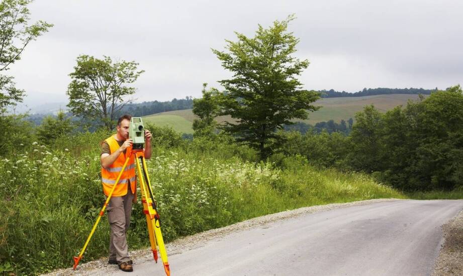 Jakie korzyści przynosi współpraca z doświadczonymi geodetami przy rozgraniczeniach?