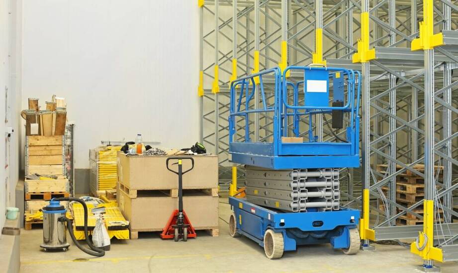Jakie jezdne drabiny i pomosty wybrać do magazynu?