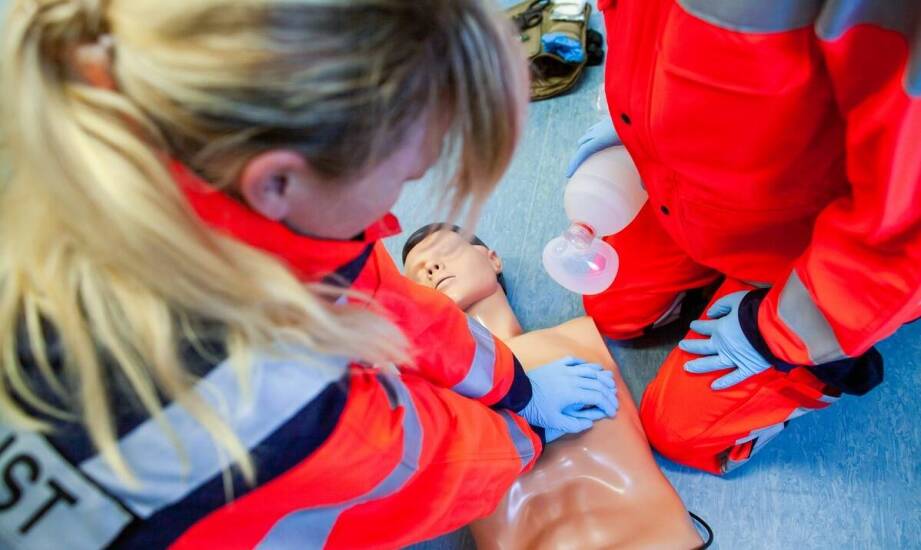 Jak szkolenia dla medycznych ratowników wzmacniają zdolność do działania pod presją?