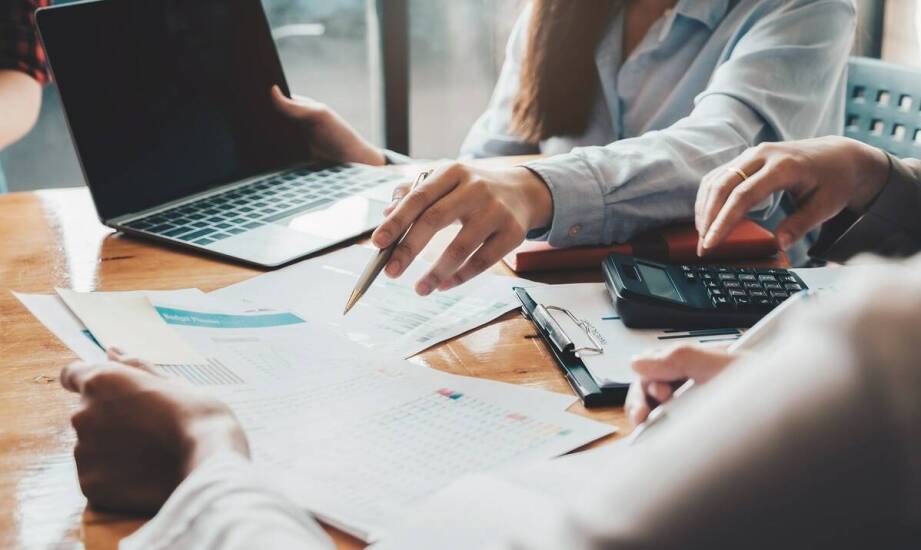 Jakie usługi oferuje księgowy doradca dla firm z różnych branż?