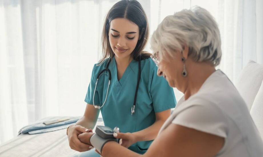 Rola domowych wizyt pielęgniarki w opiece nad pacjentami z przewlekłymi chorobami