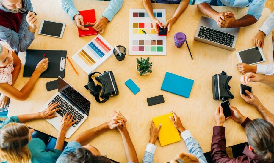 Dlaczego outsourcing tłumaczy jest kluczowy dla firm w sektorze IT?