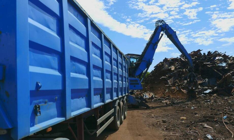 Wie passt man einen Abrollcontainer mit Bordwand an die spezifischen Bedürfnisse des Kunden an?