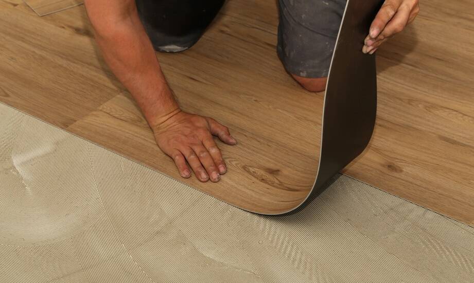 Jakie są najnowsze trendy w projektowaniu winylowych podłóg i jak wpływają one na cenę?