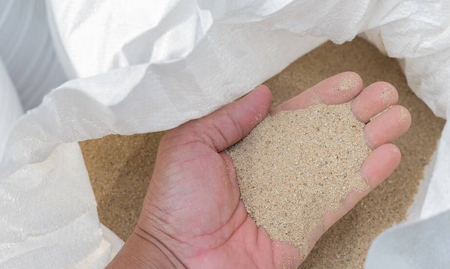 Piasek do worków: kluczowe zastosowania w ogrodach i na działkach