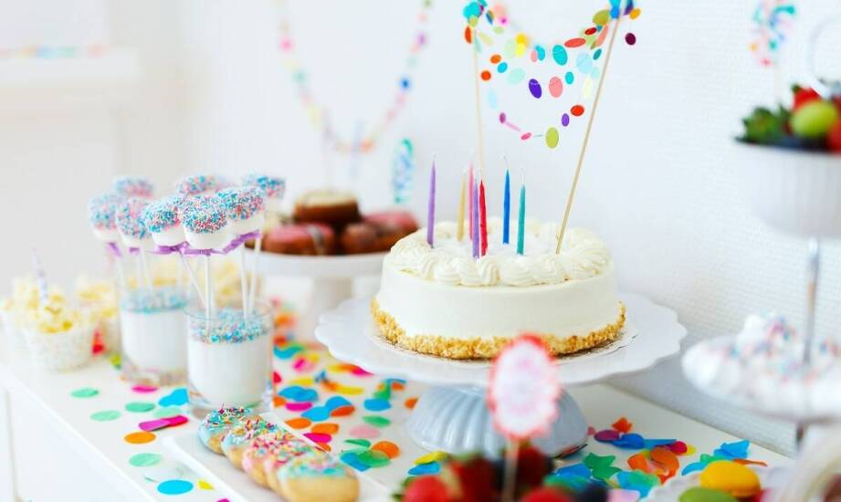 Przegląd najpopularniejszych modeli wsporników do tortu w tym roku.