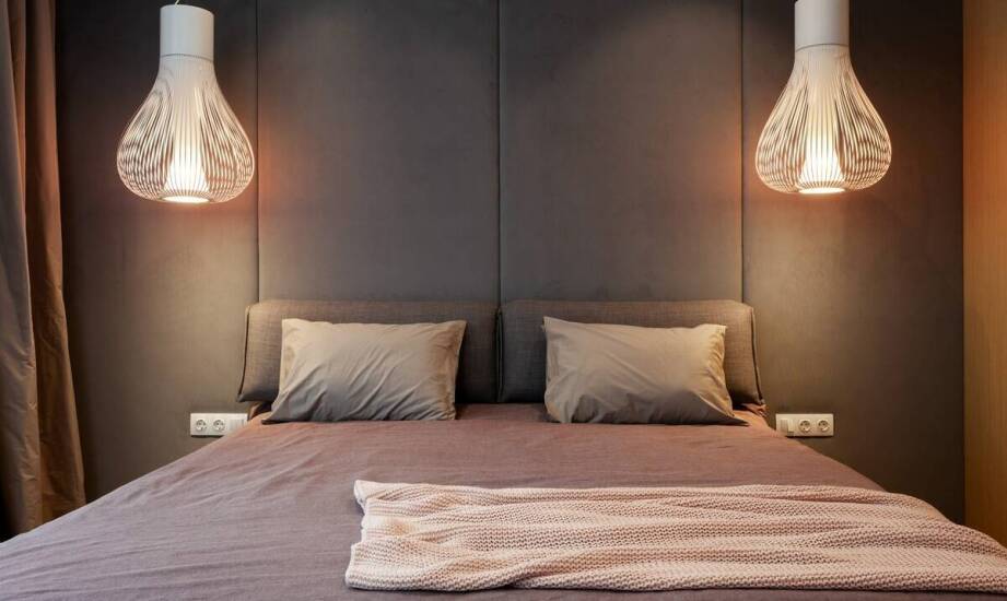 Stylowe i funkcjonalne rozwiązania dla tapicerowanej ściany przy łóżku.