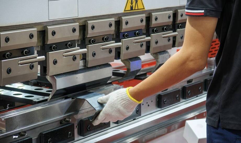 Wykorzystanie technologii CNC w procesie gięcia blach w Pomorskiem