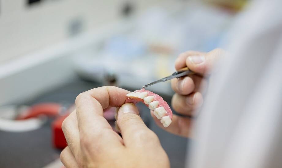 Jakie innowacje wprowadzono w technice naprawy zębowych protez?