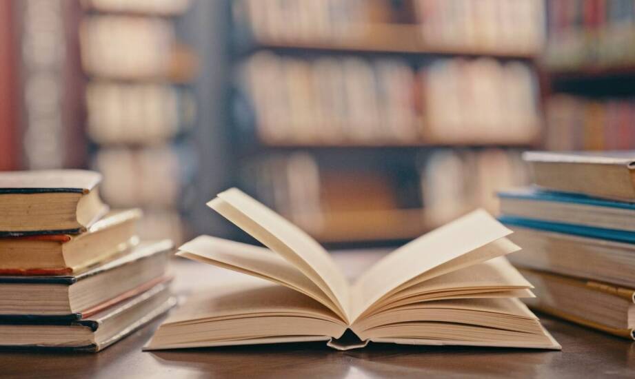 Dlaczego warto poszerzać swoją bibliotekę o religijne książki?