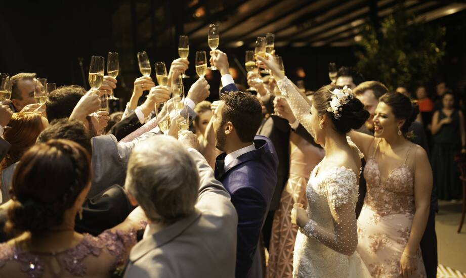 Jakie trendy panują w wyborze alkoholi na współczesnych weselach?