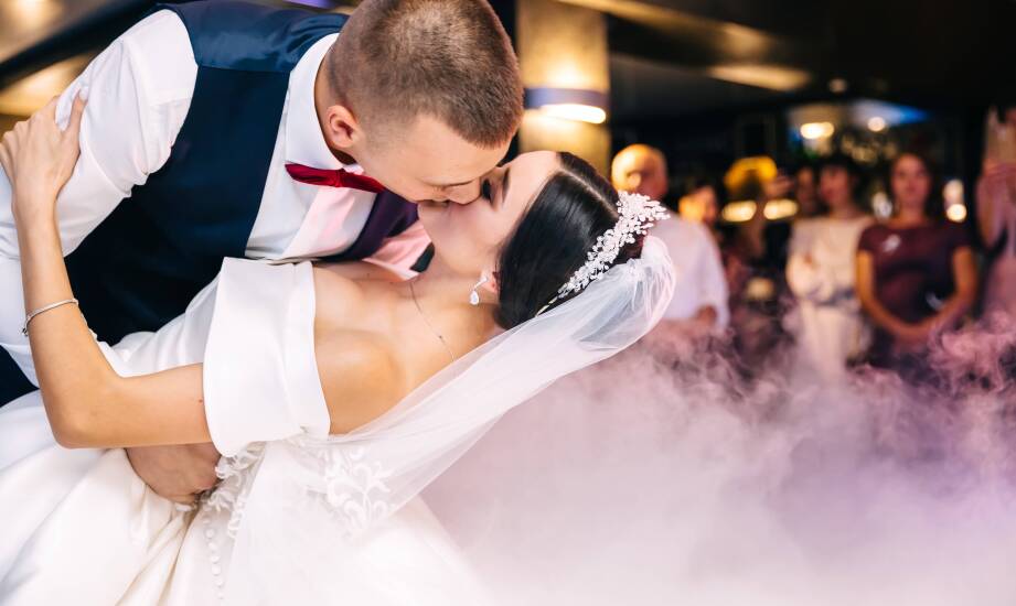 Wódka na weselu jako symbol tradycji – dlaczego warto postawić na klasykę?