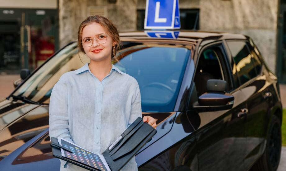 Jak wsparcie instruktorów pomaga w przygotowaniach do teoretycznego egzaminu?
