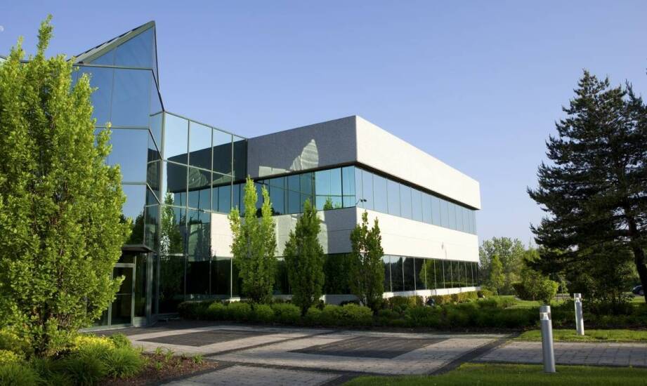 Wpływ profesjonalnego mycia okien na estetykę komercyjnych budynków