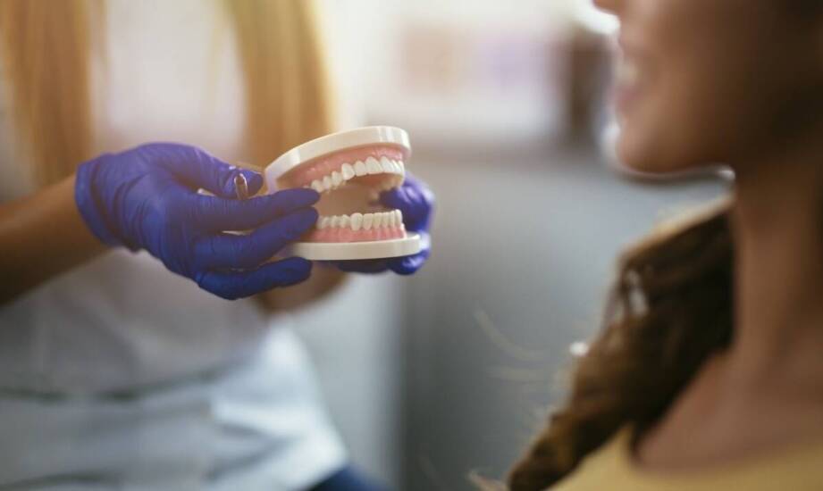 Współpraca ortodonty i stomatologicznego chirurga – co to oznacza dla pacjenta?