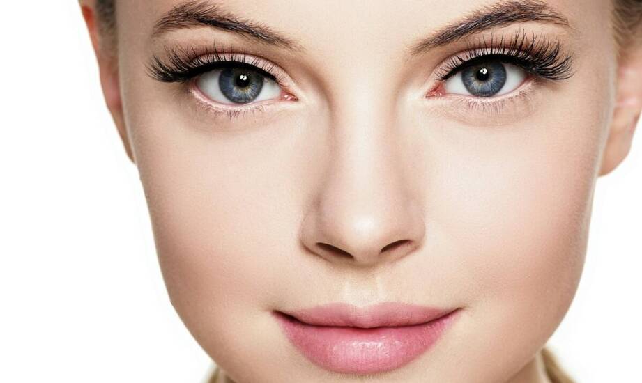 Jak dobór kształtu brwi wpływa na ogólny wygląd twarzy po permanentnym makijażu?