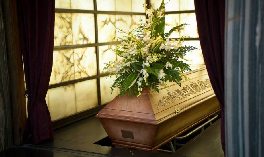 Znaczenie florystyki w organizacji ceremonii pogrzebowej – porady od zakładu.
