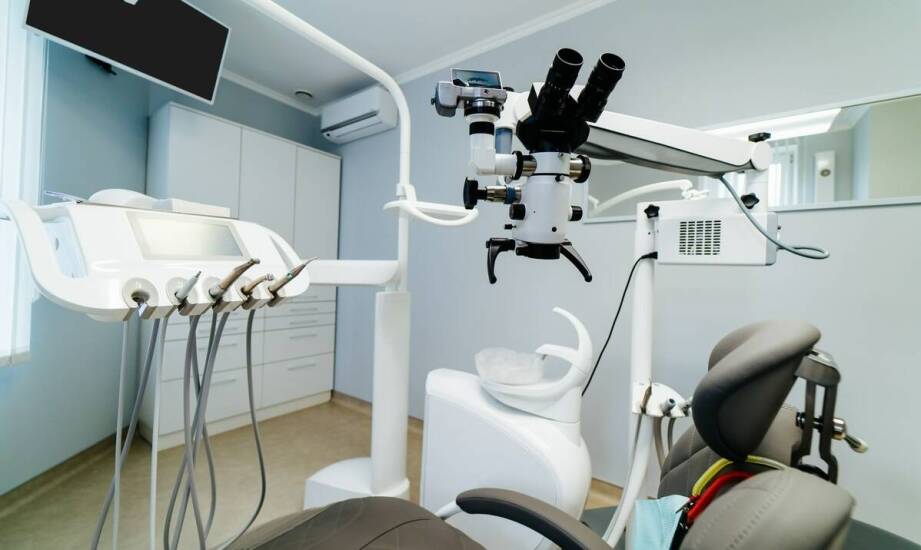 Mikroskopy stomatologiczne – dlaczego warto zainwestować w precyzyjne narzędzia?