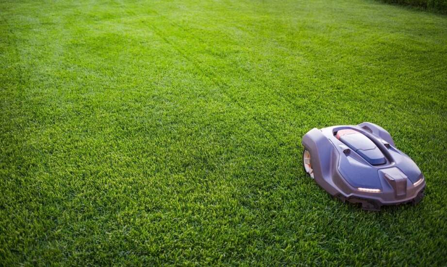 Jakie są najważniejsze zalety użytkowania automatycznych kosiarek w przestrzeni miejskiej?