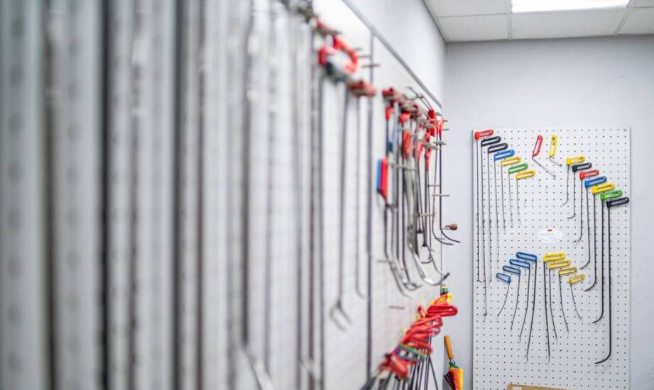 Jakie są opcje montażu wycieraczek w różnych typach pojazdów?