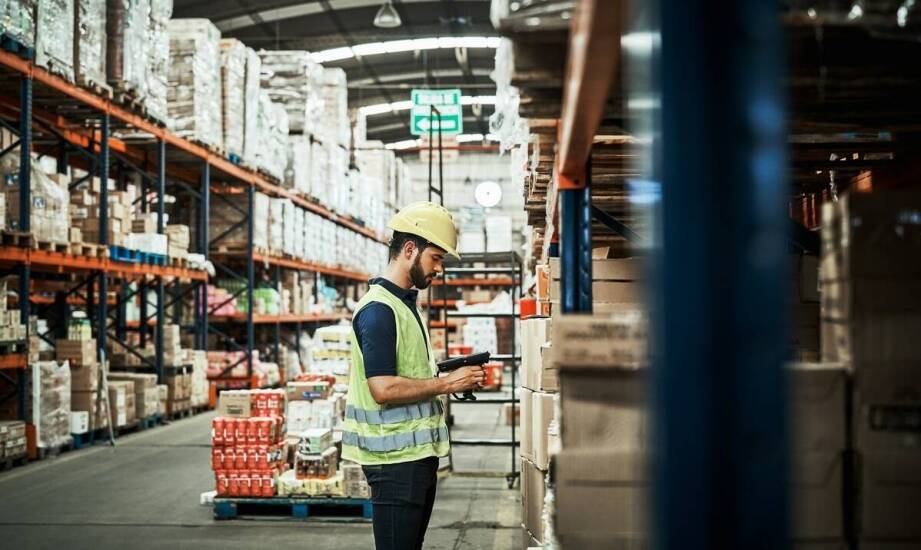 Jakie są najważniejsze procedury związane z obsługą przesyłek w magazynie celnym?