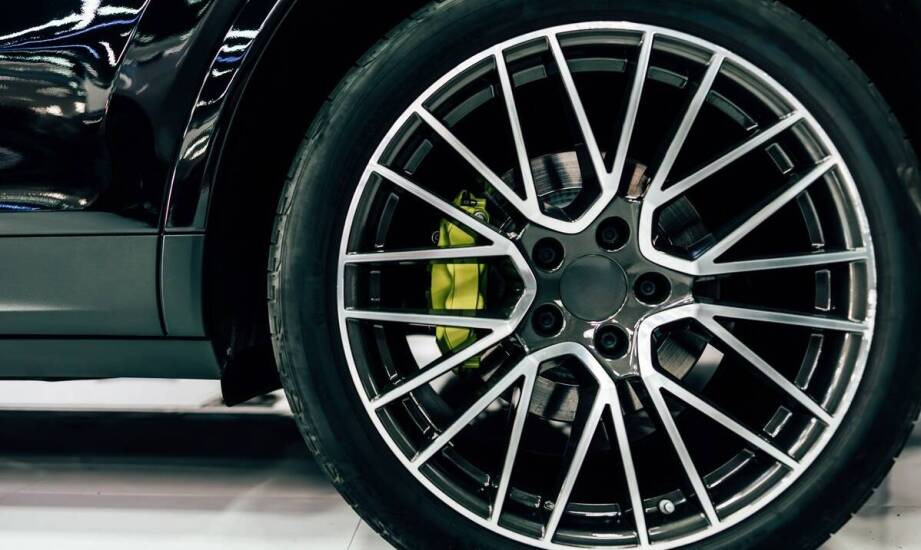 Jak geometria kół wpływa na prowadzenie pojazdu i komfort jazdy?