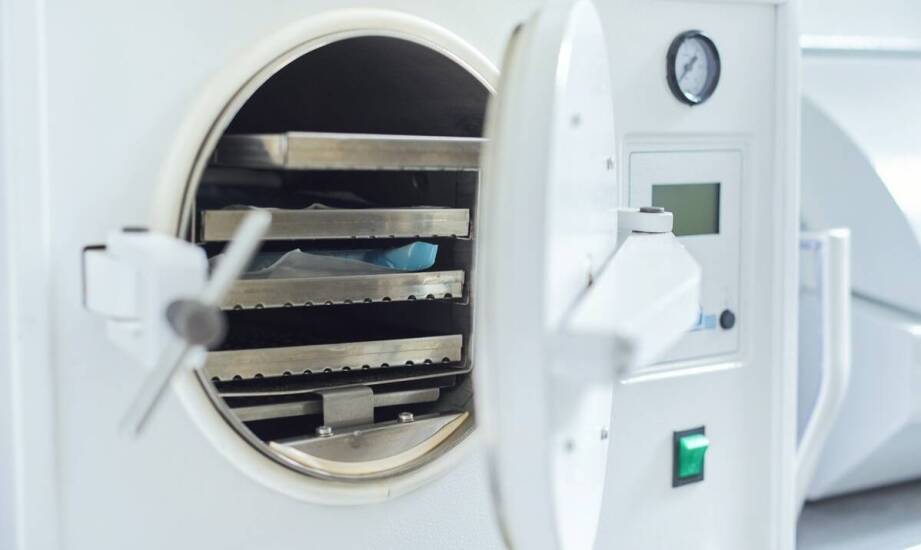 Szybkie cykle sterylizacji: jak nowoczesne autoklawy optymalizują czas pracy?