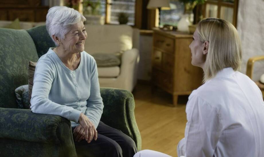 Jakie korzyści przynosi całodobowa opieka w domu dla spokojnej starości?