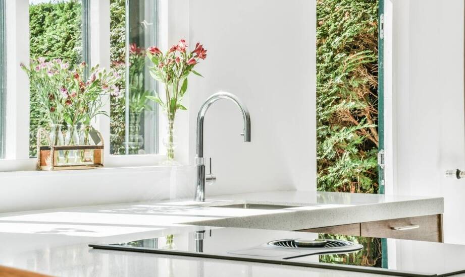 Jak dystrybutory gazowanej wody wspierają oszczędność plastiku w biurach?