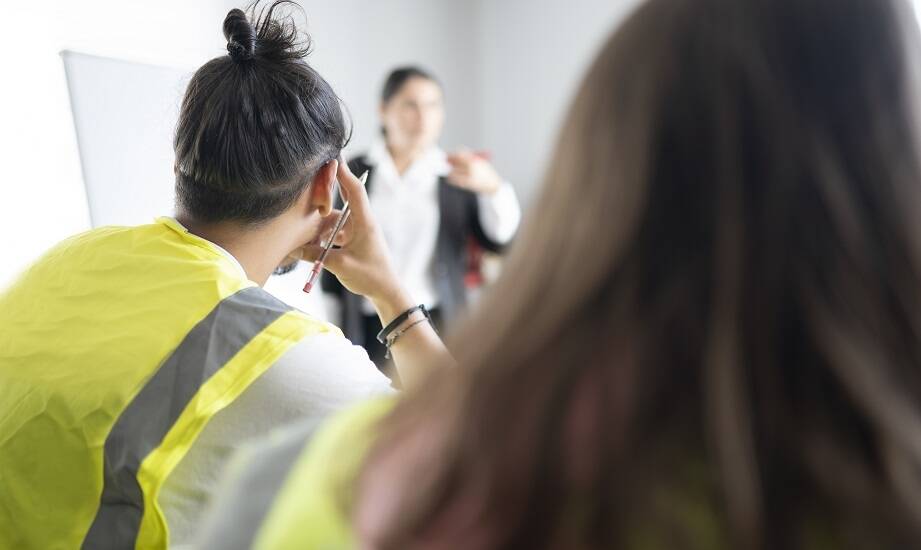 Jakie są korzyści z uczestnictwa w okresowych szkoleniach BHP dla pracowników służby?