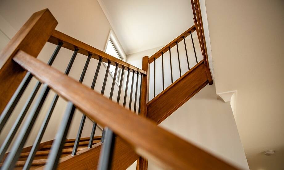 Jak wybrać drewniane schody do wnętrz inspirowanych naturą?