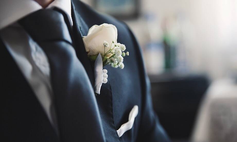 Różne style ślubnych garniturów – jak znaleźć ten idealny dla siebie?