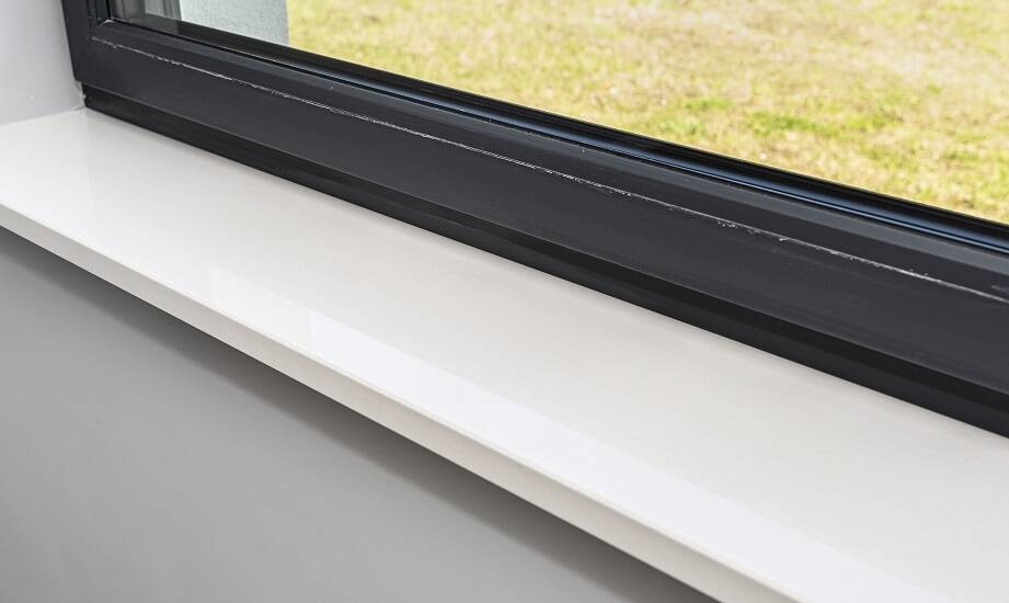 Ciepły parapet a tradycyjne rozwiązania – co wybrać?