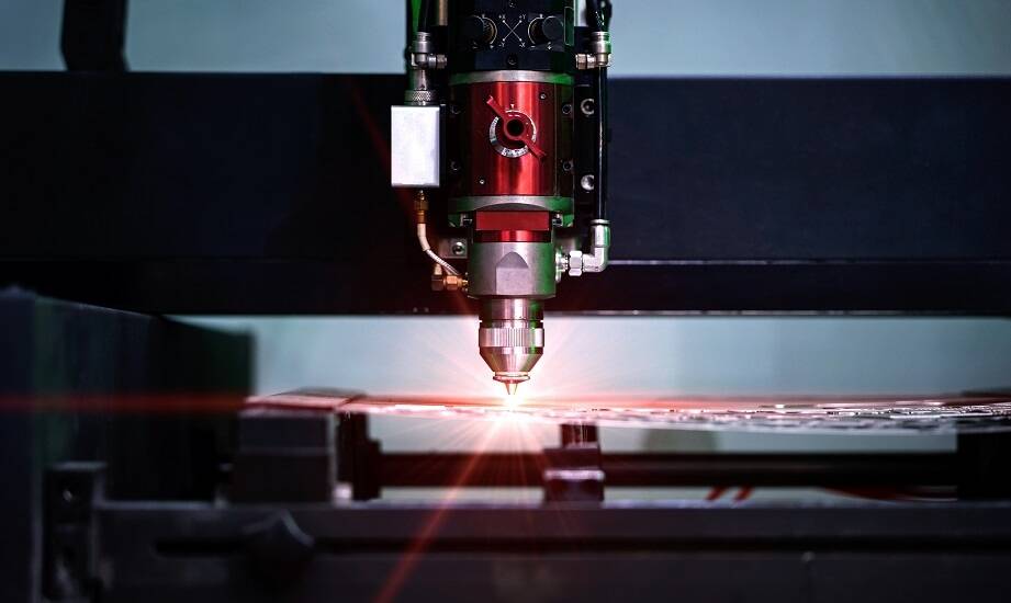 Jak laser Fiber rewolucjonizuje cięcie blach o dużej grubości?