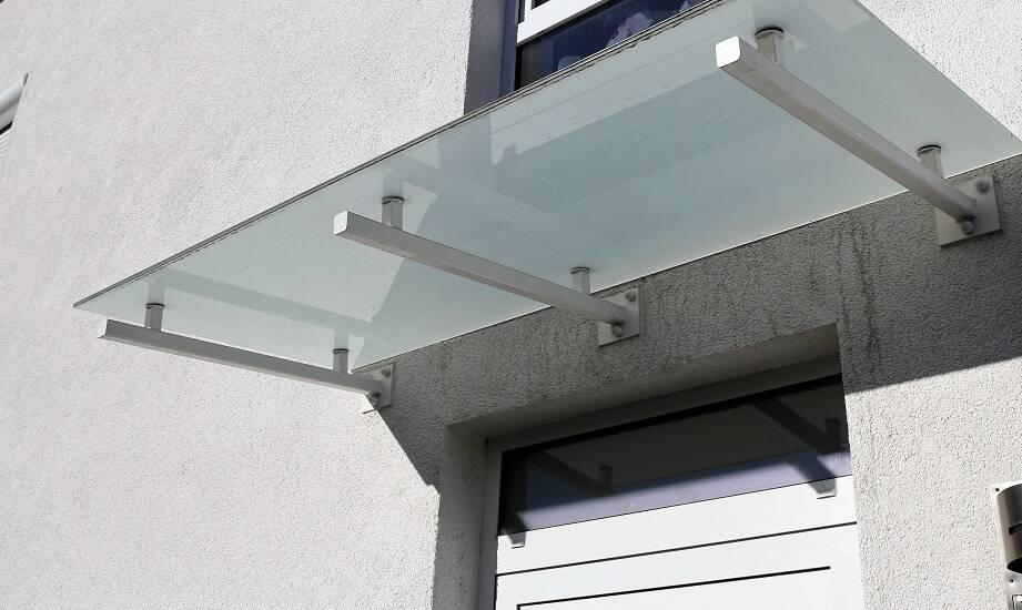 Personalizacja zadaszeń nad wejściem: jakie opcje oferuje rynek?