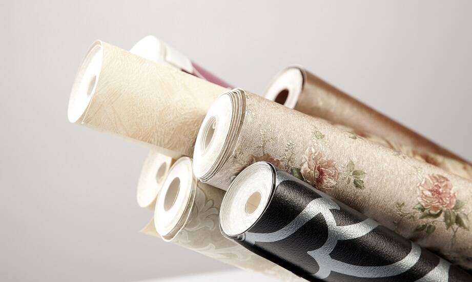 Winylowe czy papierowe tapety do sypialni – co jest bardziej praktyczne?