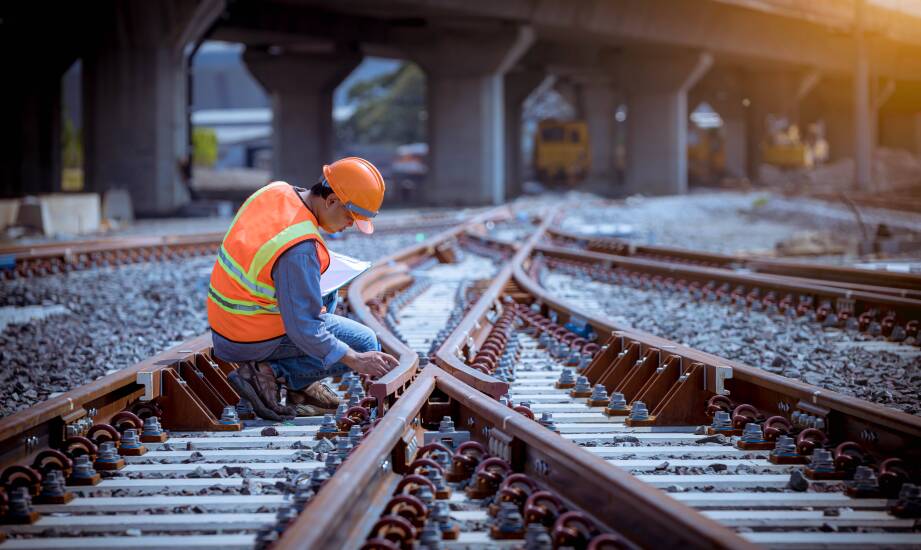 Proces łączenia kolejowych szyn – co jest kluczowe dla trwałości połączeń?