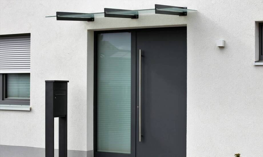 Praktyczne aspekty montażu zadaszeń nad wejściowymi drzwiami