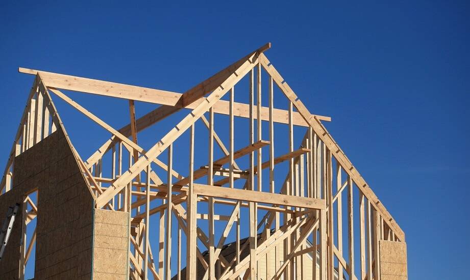 Jakie są różnice w kosztach eksploatacji między tanimi szkieletowymi domami a murowanymi?