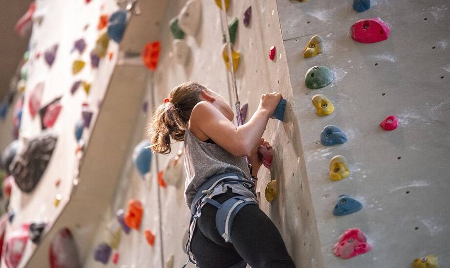 Jakie umiejętności interpersonalne rozwija kurs dla instruktora wspinaczki skalnej?